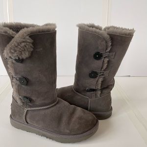 UGG Kids size (6)Bailey Button Triplet I / Gray, which is a woman’s (7.5/8)